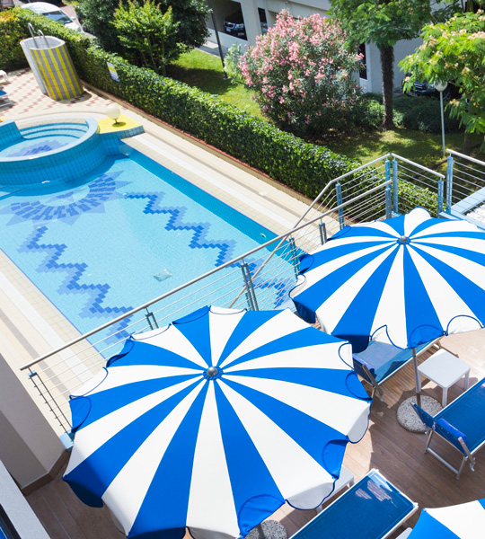 Piscina privata con solarium